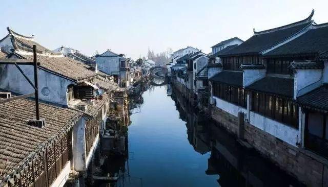 李湘退休后复出捞金,被质疑“缺钱”,王诗龄戴6万多项链跳舞